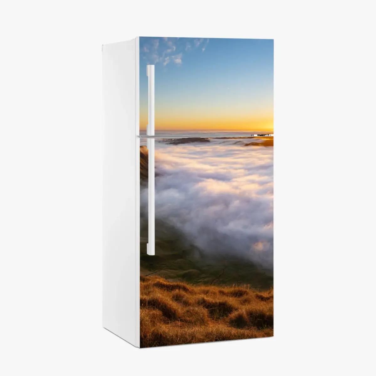 Adesivo per frigorifero alba dorata sulla valle di nebbia • Wallissimo®