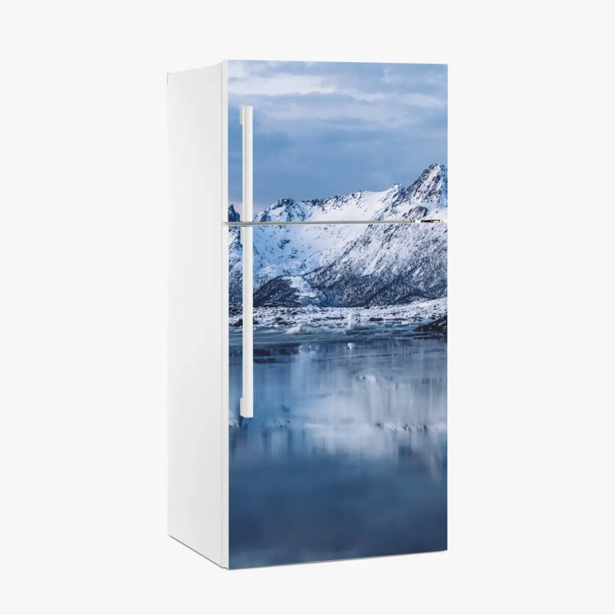 Adesivo per frigorifero panorama montano invernale con riflessi • Wallissimo®