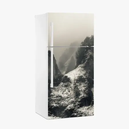 Adesivo per frigorifero panorama montano avvolto nella nebbia • Wallissimo®