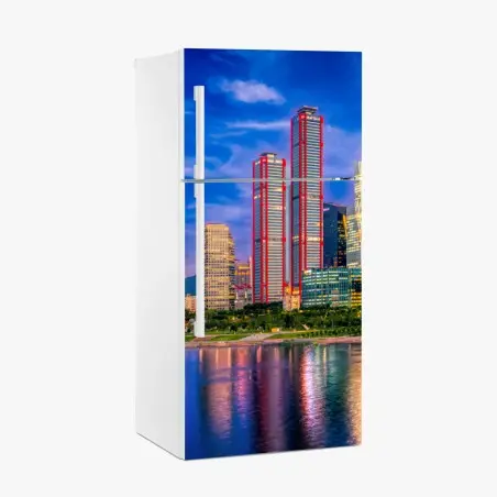 Adesivo per frigorifero skyline notturno con riflessi sul fiume • Wallissimo®