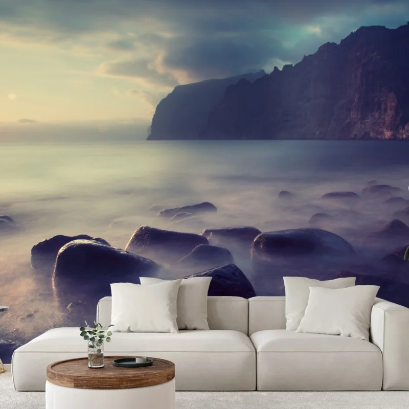 Carta da parati calma senza tempo sulla costa rocciosa
