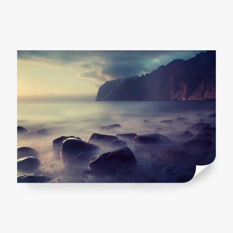 Carta da parati calma senza tempo sulla costa rocciosa