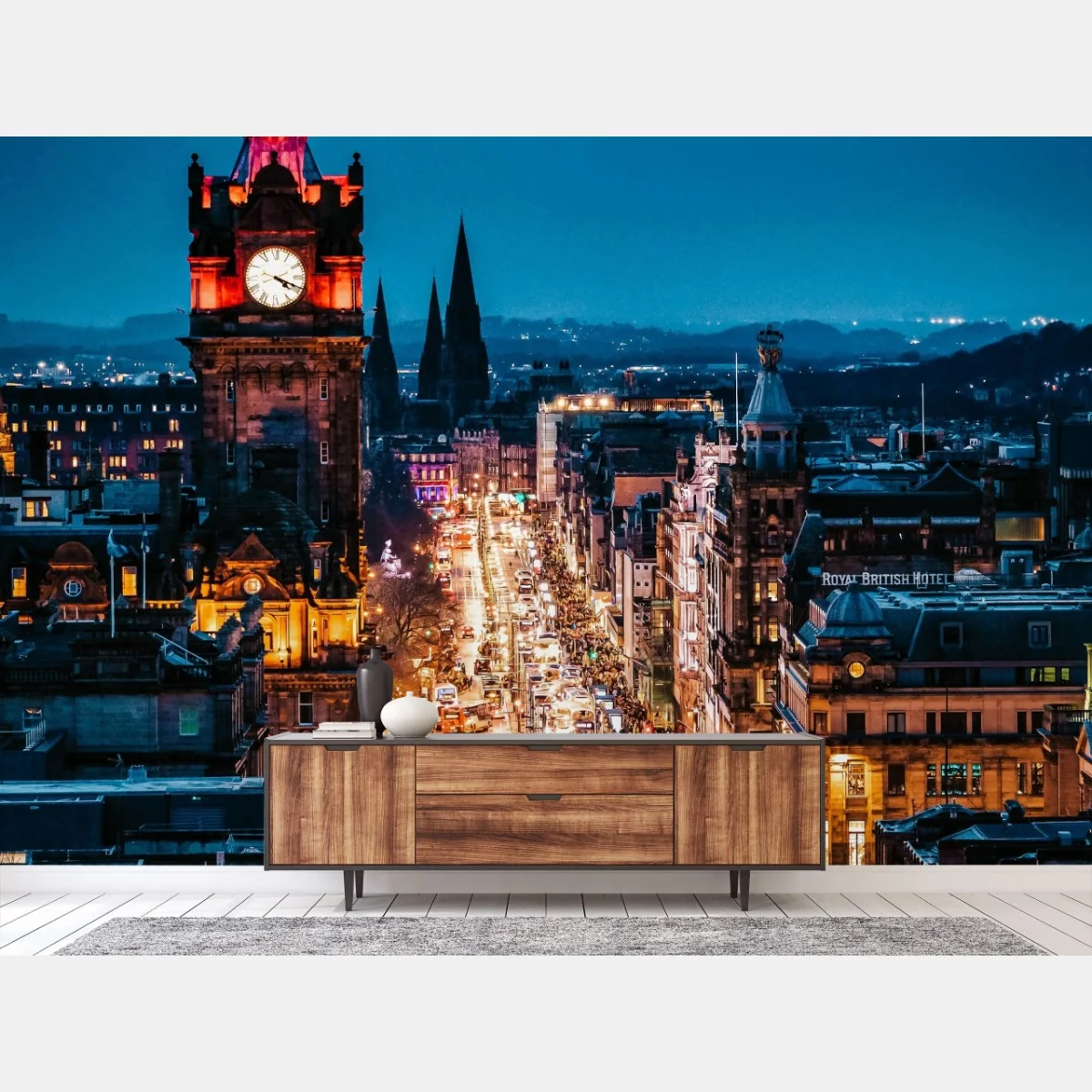 Carta da parati notte urbana: via illuminata e torre con orologio • Wallissimo® Carta da parati notte urbana: via illuminata e torre con orologio • Wallissimo®