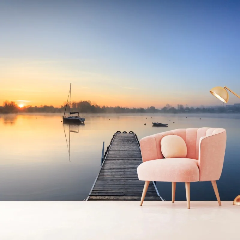 Carta da parati alba sul lago con molo e barca a vela