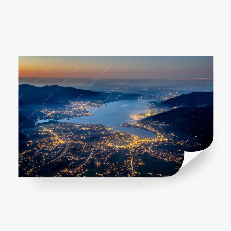 Carta da parati lago illuminato: vista aerea notturna