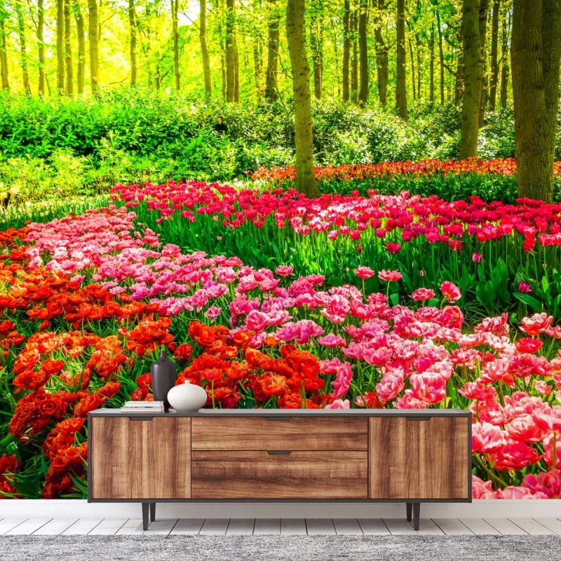 Carta da parati tappeto di tulipani nel bosco primaverile