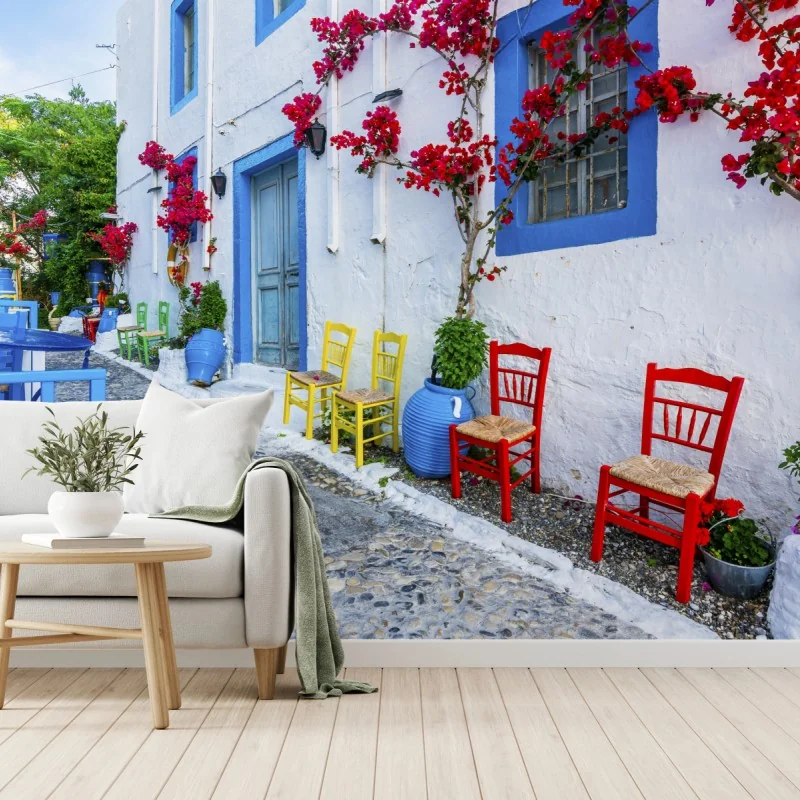 Carta da parati angolo mediterraneo con sedie colorate e buganvillea