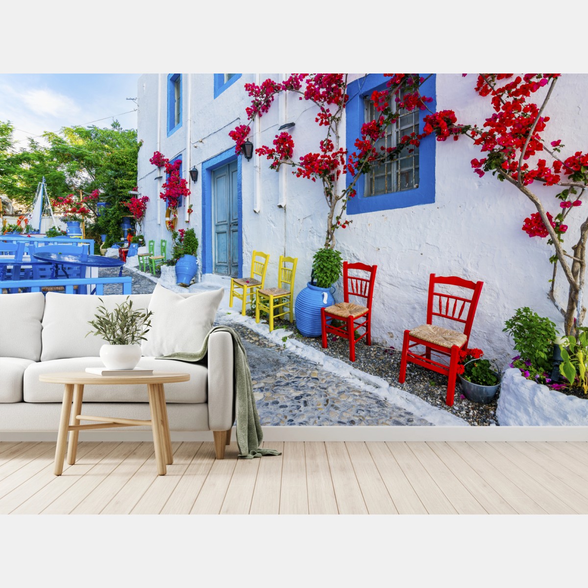 Carta da parati angolo mediterraneo con sedie colorate e buganvillea • Wallissimo® Carta da parati angolo mediterraneo con sedie colorate e buganvillea • Wallissimo®