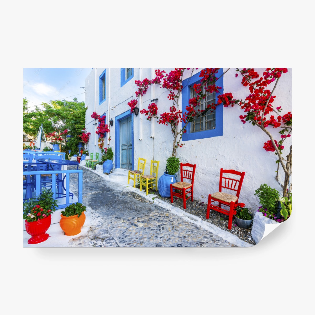 Carta da parati angolo mediterraneo con sedie colorate e buganvillea • Wallissimo® Carta da parati angolo mediterraneo con sedie colorate e buganvillea • Wallissimo®