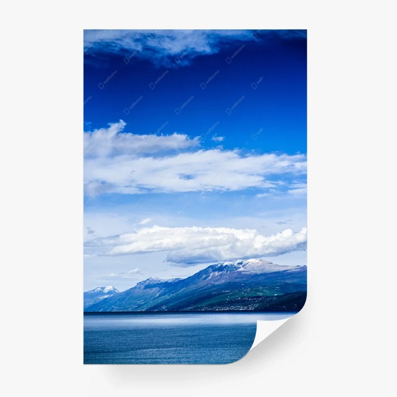 Carta da parati panorama marino e montano sotto cielo azzurro