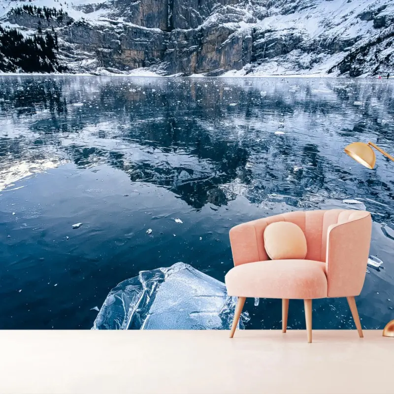 Carta da parati pezzo di ghiaccio cristallino su Oeschinensee con riflessi delle Blümlisalp nelle Alpi Bernesi