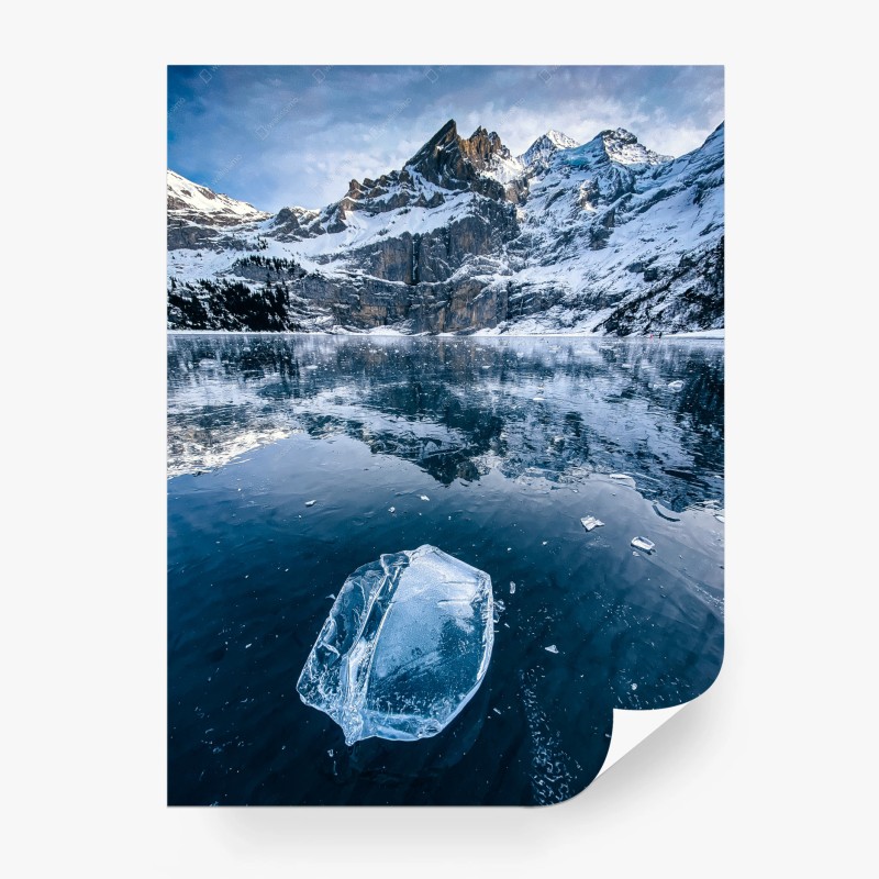 Carta da parati pezzo di ghiaccio cristallino su Oeschinensee con riflessi delle Blümlisalp nelle Alpi Bernesi