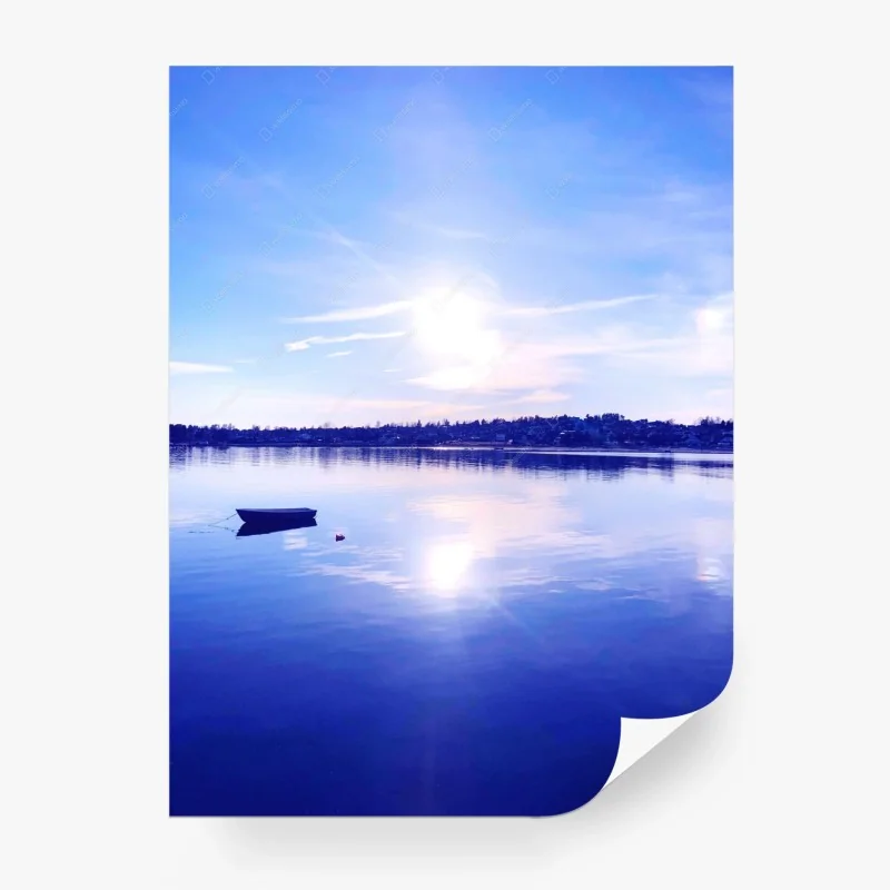 Carta da parati serenità sul lago con barca solitaria