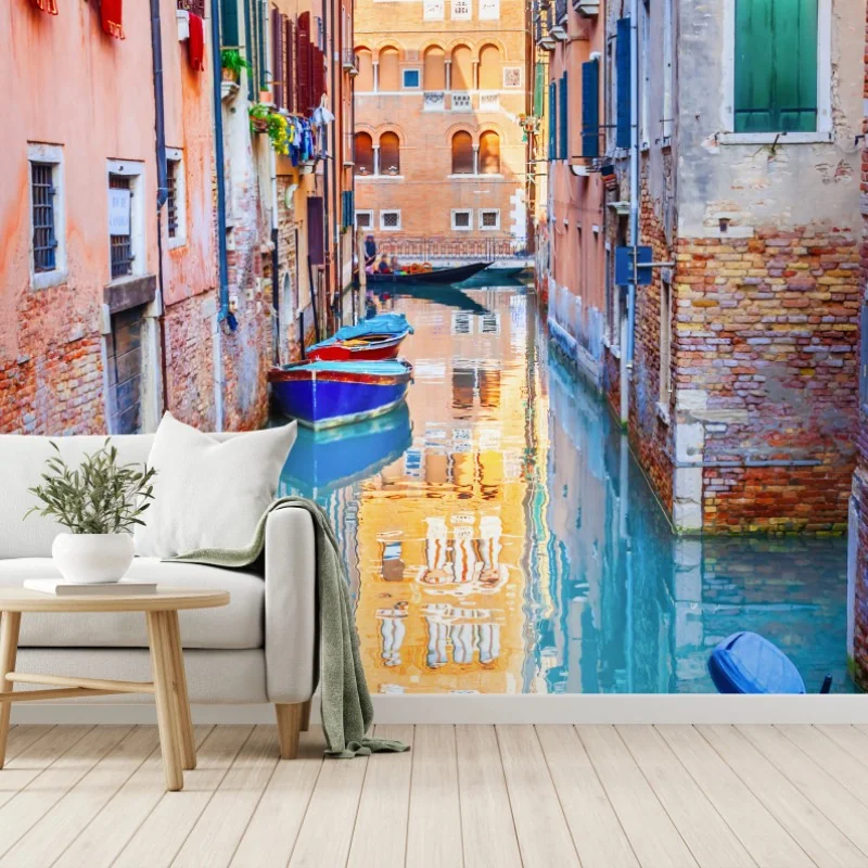 Carta da parati scorcio di Venezia sul canale con barche colorate