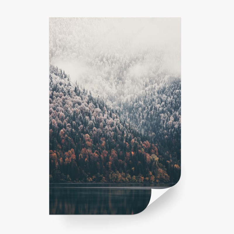 Carta da parati paesaggio montano autunnale con lago e nebbia