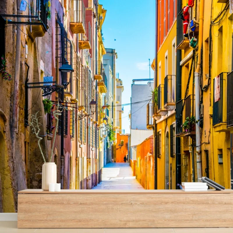 Carta da parati scorcio di vicolo colorato al sole