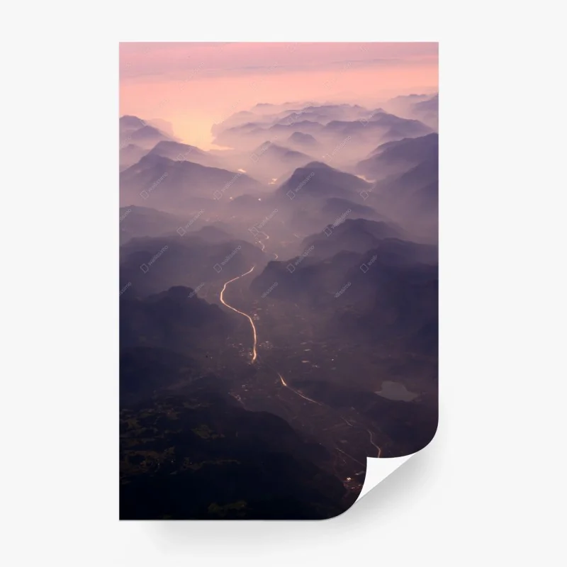 Carta da parati valle nebbiosa al crepuscolo