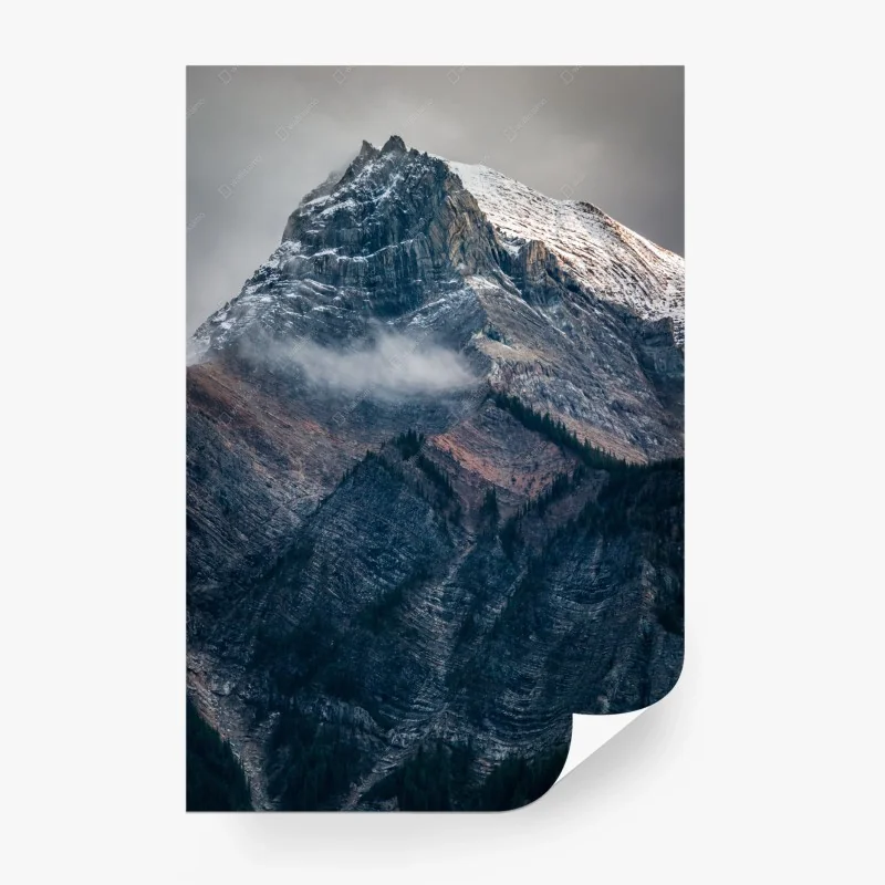 Carta da parati maestoso picco innevato tra rocce e nebbia