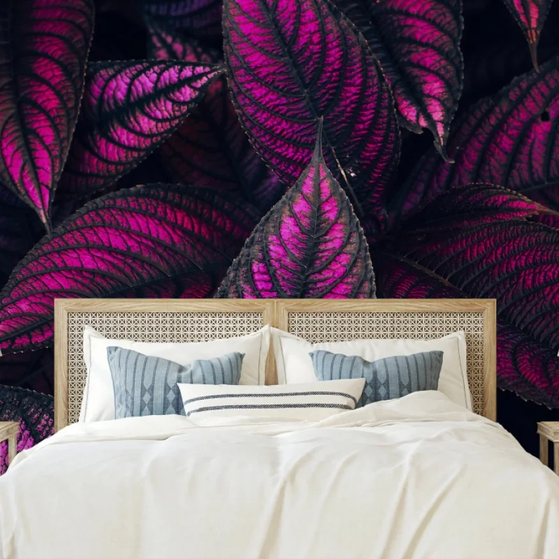 Carta da parati motivo botanico con foglie magenta