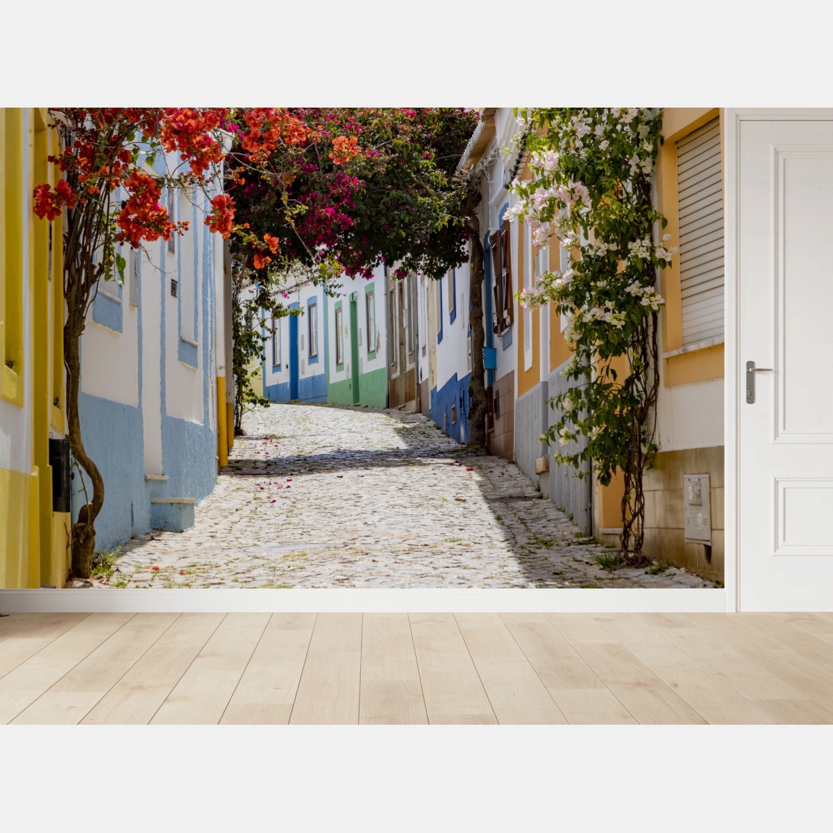 Carta da parati vicolo fiorito di Ferragudo, Algarve • Wallissimo®