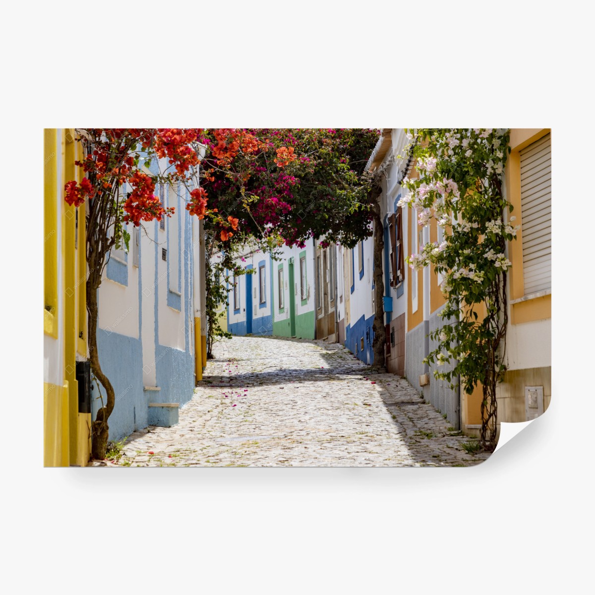 Carta da parati vicolo fiorito di Ferragudo, Algarve • Wallissimo®
