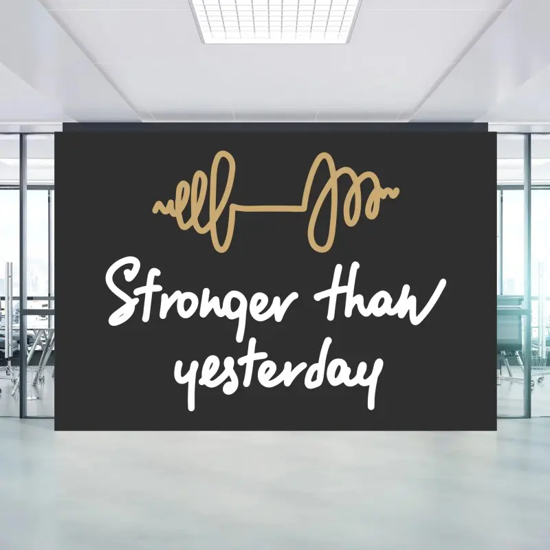 Carta da parati scritta motivazionale stronger than yesterday in stile calligrafico