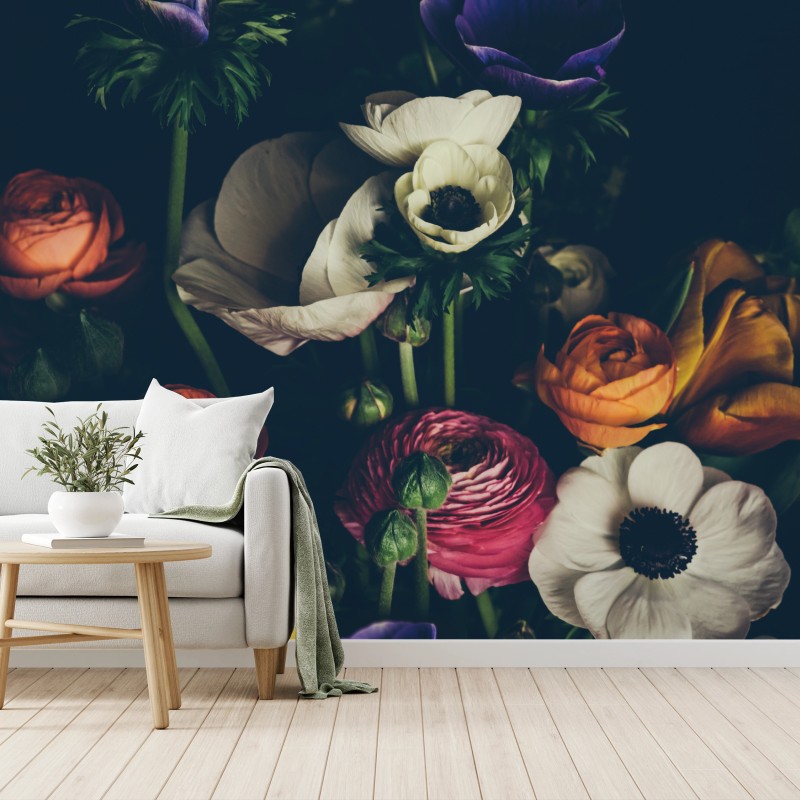 Carta da parati bouquet di anemoni e ranuncoli su sfondo scuro