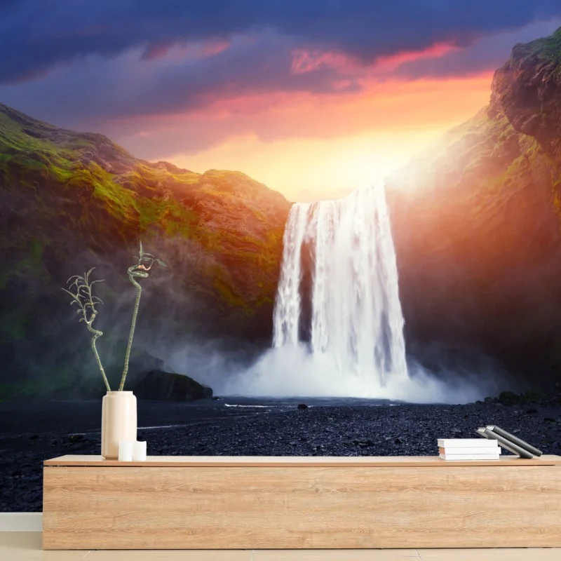 Carta da parati cascata al tramonto con luce dorata