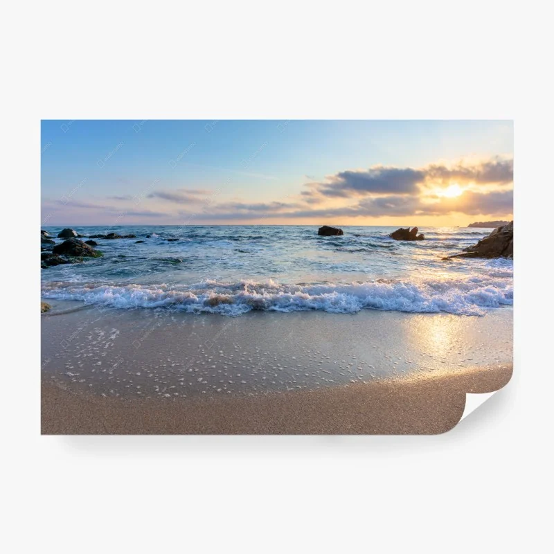 Carta da parati alba dorata sulla spiaggia rocciosa