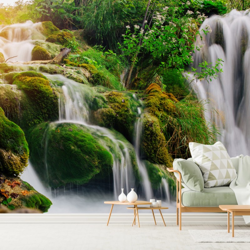 Carta da parati cascata incantata nel verde