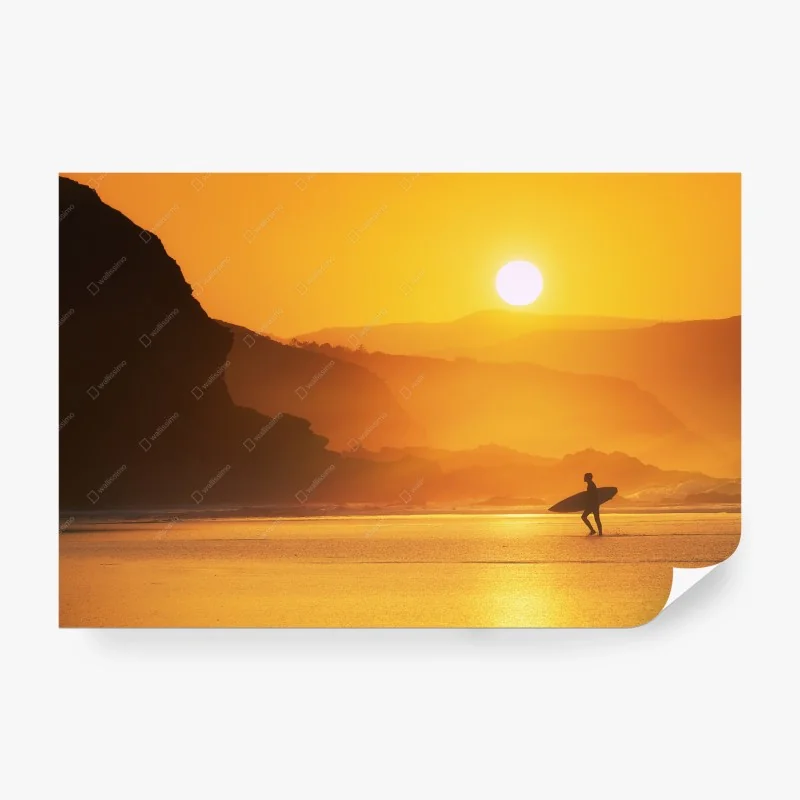 Carta da parati tramonto dorato sulla costa con surfista
