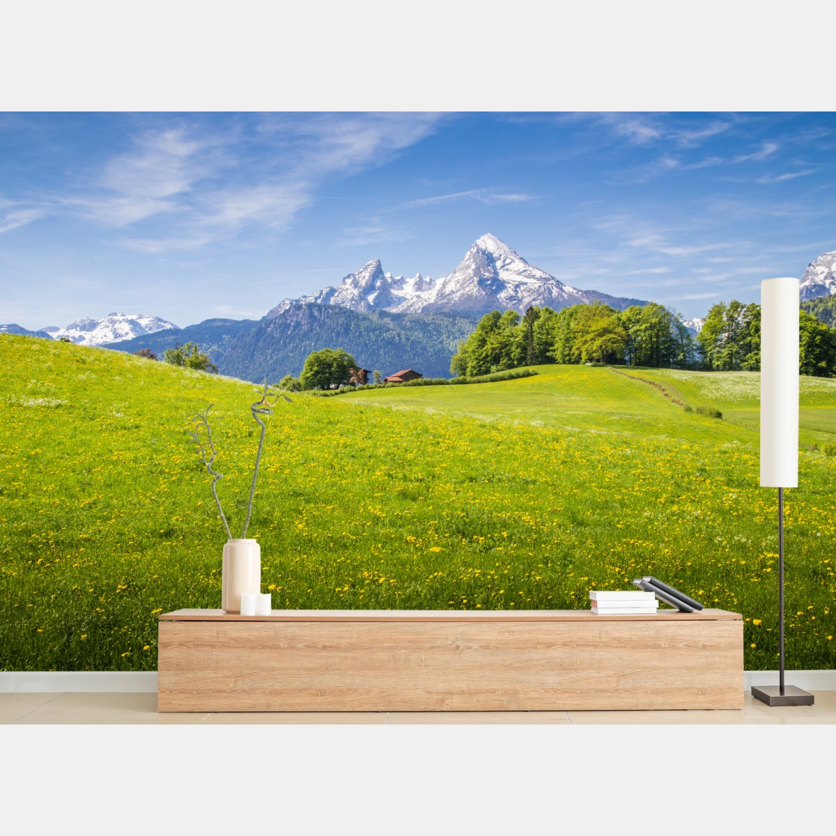 Carta da parati panorama primaverile delle Alpi con prati fioriti • Wallissimo®