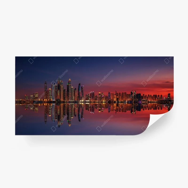 Carta da parati skyline notturno di Dubai con riflesso spettacolare