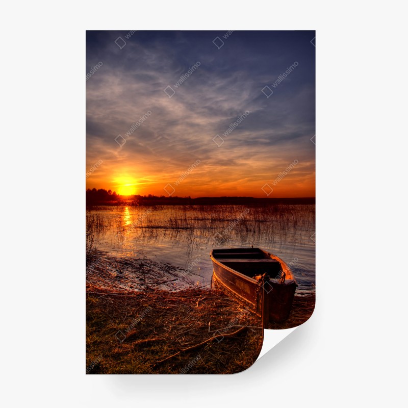 Carta da parati tramonto dorato sul lago con barca in riva