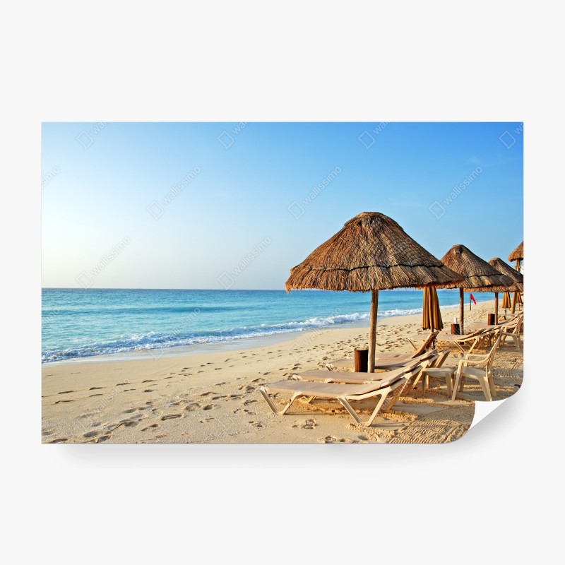 Carta da parati spiaggia tropicale con ombrelloni di paglia