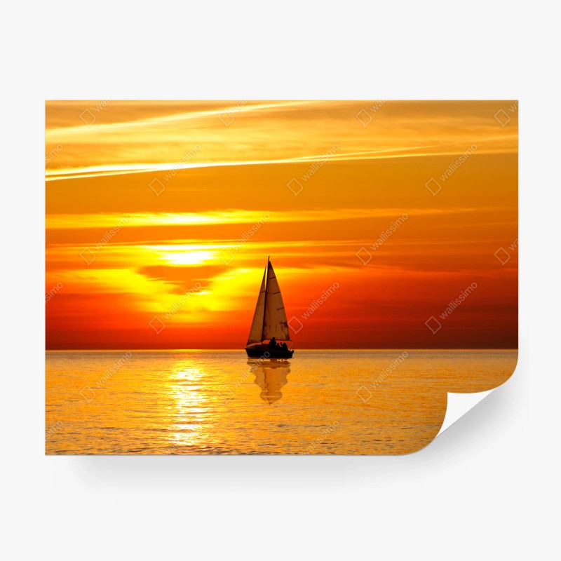 Carta da parati tramonto dorato sul mare con barca a vela