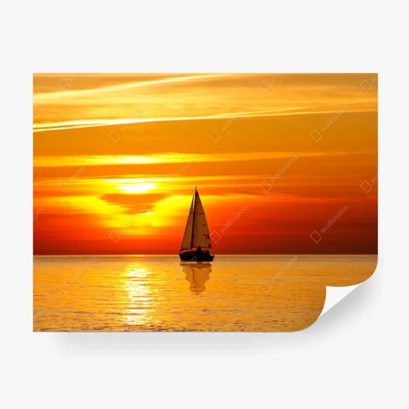 Carta da parati tramonto dorato sul mare con barca a vela