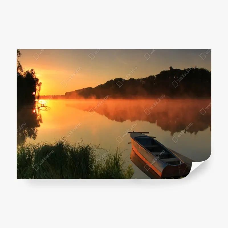 Carta da parati barca all'alba sul lago nebbioso