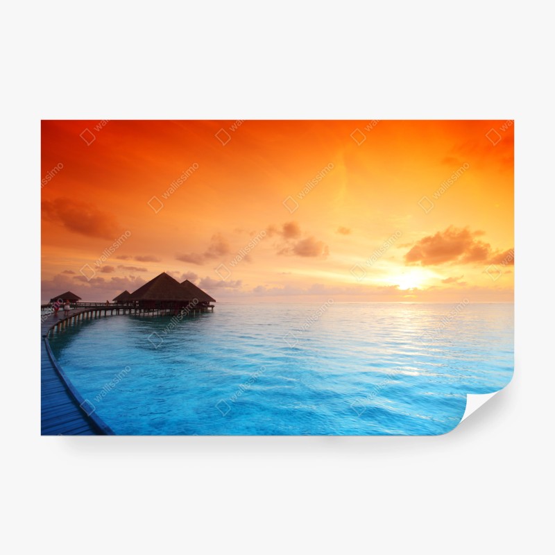 Carta da parati tramonto tropicale sul mare con bungalow sull'acqua