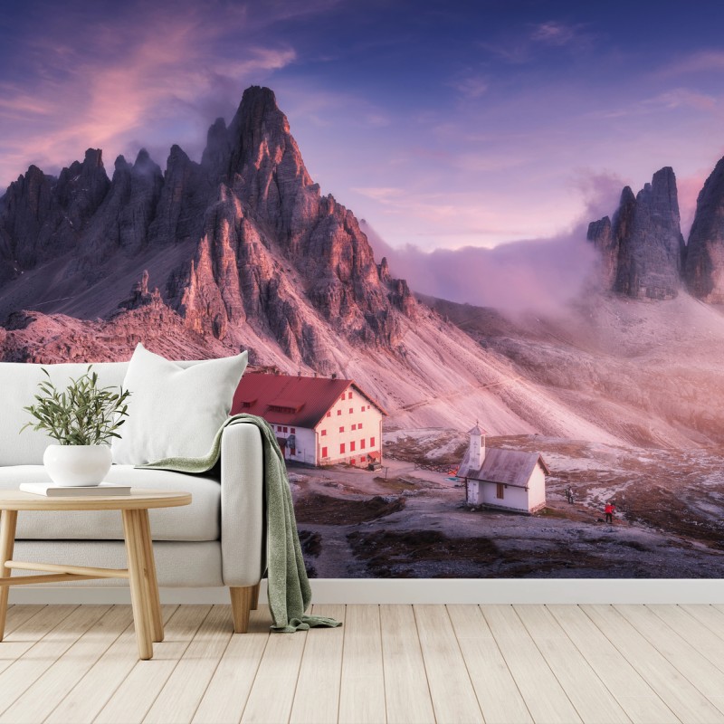 Carta da parati rifugio ai piedi delle Dolomiti al crepuscolo