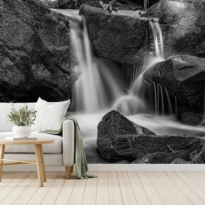 Carta da parati cascata in bianco e nero tra rocce