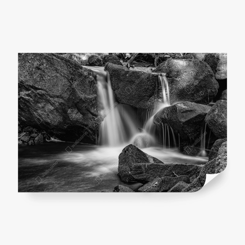 Carta da parati cascata in bianco e nero tra rocce