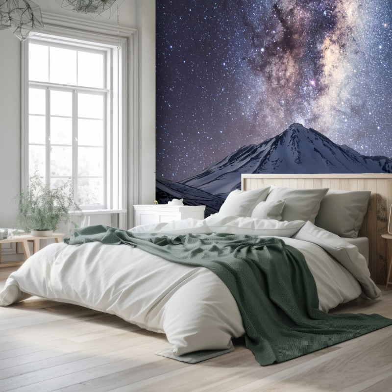 Carta da parati notte cosmica sulla montagna innevata