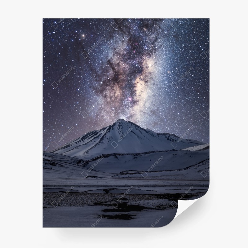 Carta da parati notte cosmica sulla montagna innevata