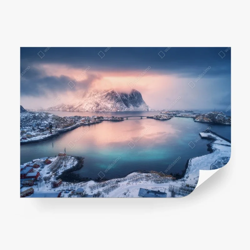 Carta da parati alba rosa sul fiordo innevato