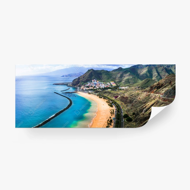 Carta da parati panorama costiero turchese con spiaggia e villaggio