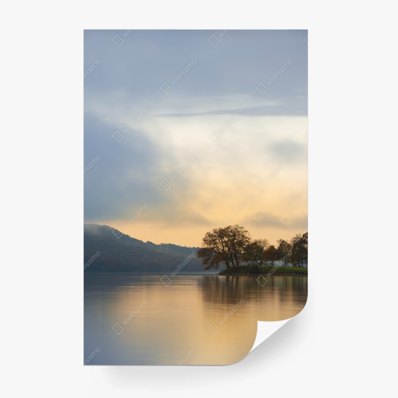 Carta da parati alba dorata sul lago nebbioso