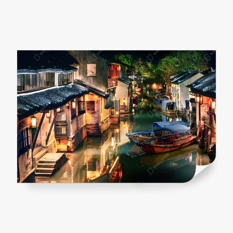 Carta da parati notturno sul canale: riflessi e lanterne di villaggio