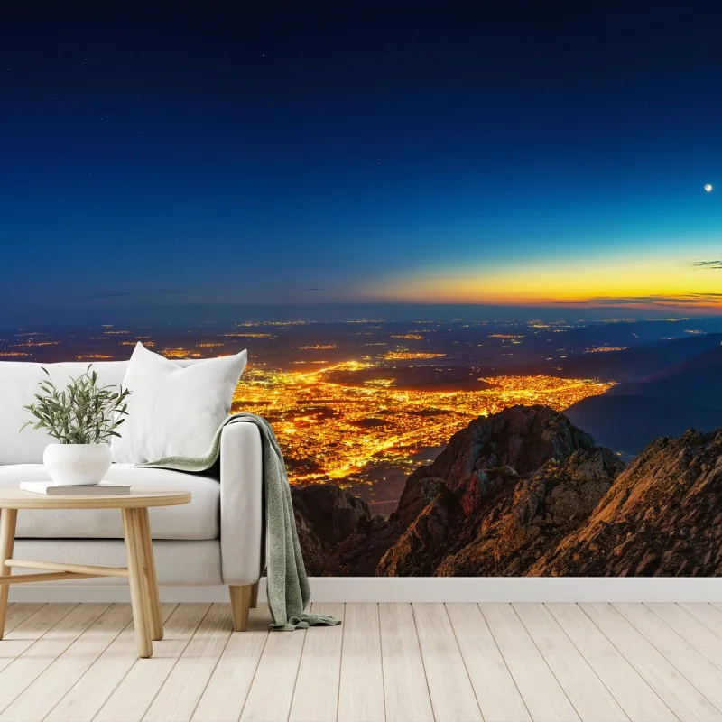 Carta da parati panorama notturno di Sliven al crepuscolo