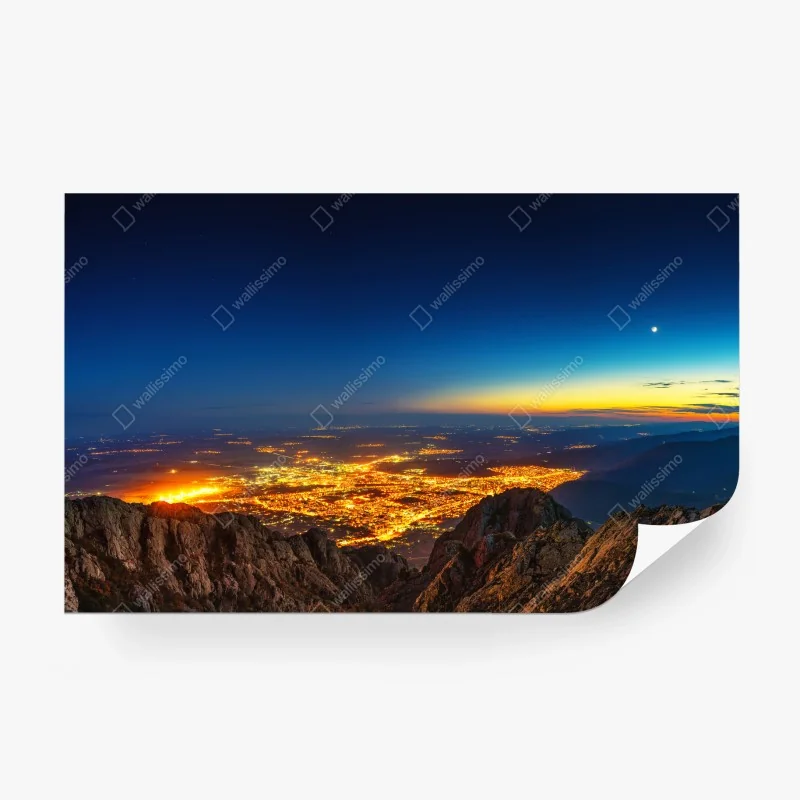 Carta da parati panorama notturno di Sliven al crepuscolo